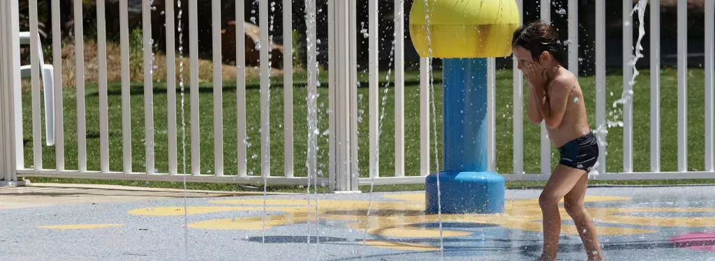 Jeu d'eau au camping Les Pierres Couchées